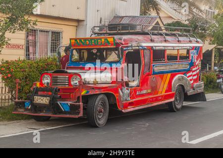 LOBOC, FILIPPINE - FEB 10, 2018: Mezzo di trasporto locale, jeepney, nel villaggio di Loboc, isola di Bohol Filippine Foto Stock
