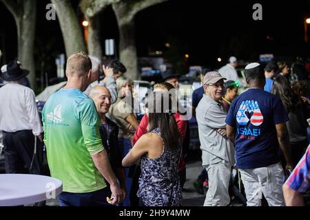 01 dicembre 2021 - Fort Lauderdale, Florida, USA: Celebrazione dell'illuminazione del Grand Menorah al Centro Ebraico Las Olas Chabad. Annuale Auto Menorah sfilata 2021 Foto Stock