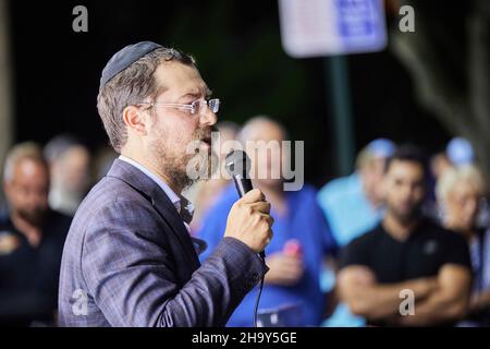 01 dicembre 2021 - Fort Lauderdale, Florida, USA: Celebrazione dell'illuminazione del Grand Menorah al Centro Ebraico Las Olas Chabad. Annuale Auto Menorah sfilata 2021 Foto Stock