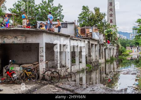 CEBU, FILIPPINE - 15 FEBBRAIO 2018: Bambini locali su un tetto di un edificio abbandonato a Cebu, Filippine Foto Stock