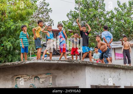 CEBU, FILIPPINE - 15 FEBBRAIO 2018: Bambini locali su un tetto a Cebu, Filippine Foto Stock