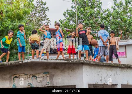 CEBU, FILIPPINE - 15 FEBBRAIO 2018: Bambini locali su un tetto a Cebu, Filippine Foto Stock