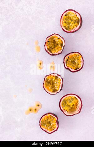 Piatto di frutta fresca passione su sfondo viola pastello con spazio copia. Vista dall'alto. Foto Stock