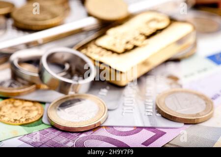 soldi, oro, gioielli, euro, molti, oro bullion, investimento, carta di credito, valori, opzioni, diversi, valuables, differenze, diversi, alcuni, r Foto Stock