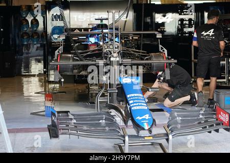 Abu Dhabi, Emirati Arabi Uniti. 9th dicembre 2021, 09.12.2021, Yas Marina Circuit, Abu Dhabi, FORMULA 1 ETIHAD AIRWAYS ABU DHABI GRAND PRIX 2021, nella foto Aston Martin meccanica lavorando sulla vettura di Fernando Alonso (ESP), Alpine F1 Team. Foto Stock