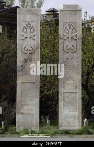 Antica croce armena (khachar) nella sede Madre di Etchmiadzin, Vagharshapat, Armenia Foto Stock