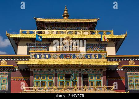 Il tempio principale decorato ornately del monastero buddista di Sechen Tennyi Dargyeling a Kathmandu, Nepal. Foto Stock