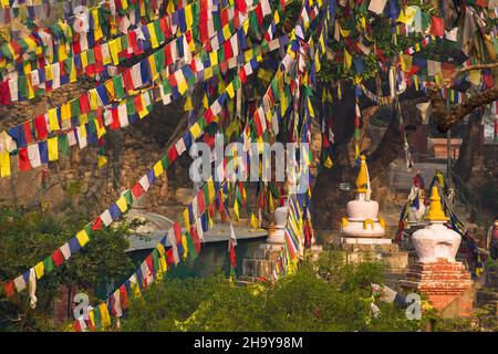 Bandiere di preghiera buddista e piccoli stupa nel complesso del tempio di Swayambhunath a Kathmandu, Nepal. Foto Stock