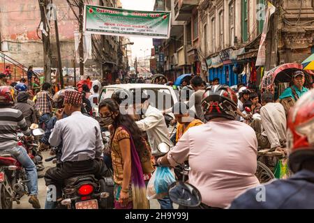 Un ingorgo di traffico su una strada a Kathmandu, Nepal. Foto Stock