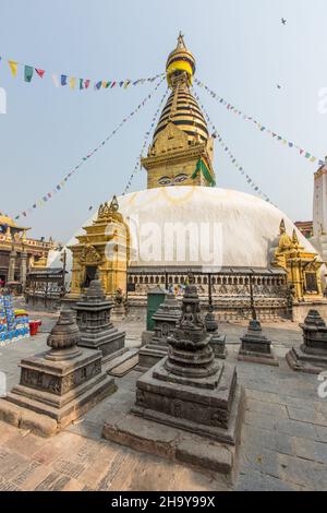 Il cortile della chaityas e stupa principale nel complesso del tempio di Swayambhunath a Kathmandu, Nepal. Foto Stock