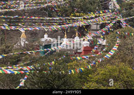 Bandiere di preghiera buddista e piccoli stupa nel complesso del tempio di Swayambhunath a Kathmandu, Nepal. Foto Stock