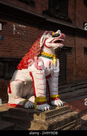 Un leone bianco femminile custodisce l'ingresso alla Bahal Kumari in Piazza Durbar, Kathamandu, Nepal. Foto Stock