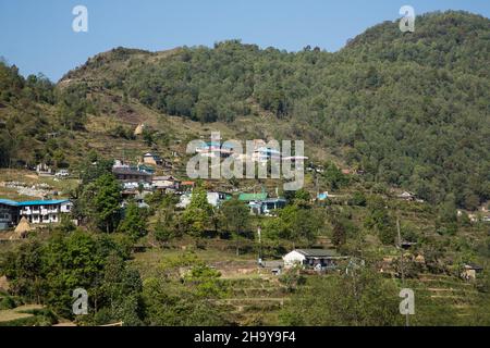 Il villaggio contadino di Dhampus, Nepal ai piedi del Himal Annapurna dell'Himalaya nepalese. Foto Stock