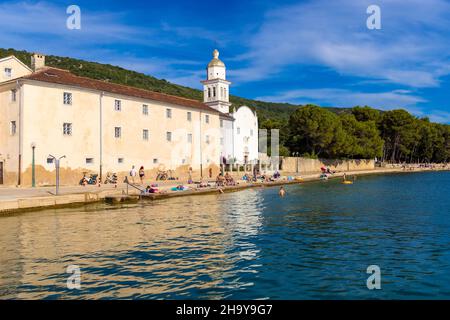 Il lungomare della città di Cres, sull'isola di Cres, nel mare Adriatico, in Croazia Foto Stock