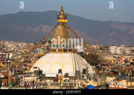 Il Boudhanath Stupa in stile tibetano nella sezione Boudha della città di Kathmandu, Nepal. Foto Stock