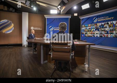Washington, Stati Uniti. 09th Dic 2021. Il Presidente Joe Biden presenta le sue osservazioni, come Antony Blinken, Segretario di Stato degli Stati Uniti, ascolta, in occasione del Vertice virtuale per la democrazia, nell'Auditorium della Corte Sud, presso la Casa Bianca di Washington, DC giovedì 9 2021 dicembre. Foto di Tasos Katopodis/UPI Credit: UPI/Alamy Live News Foto Stock