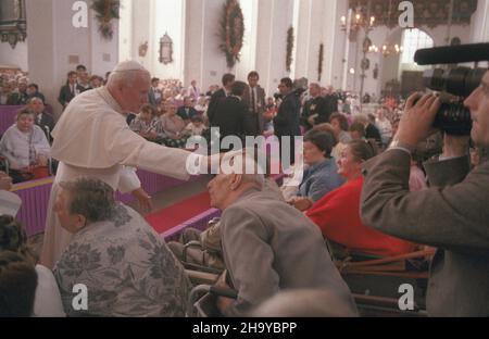 Gdañsk 12.06.1987. III pielgrzymka papie¿a Jana Paw³a II do Polski. NZ. Spotkanie Ojca Œwiêtego z chorymi w bazylice konkatedralnej Wniebowziêcia Najœwiêtszej Maryi Panny. W uroczystoœci wziê³o udzia³ blisko 600 chorych z ca³ej polski oraz 3 tysi¹ce lekarzy, farmaceutów i pielêgniarek. ka PAP/Tomasz Pra¿mowski Danzica, 12 giugno 1987. Papa Giovanni Paolo II in terzo pellegrinaggio in Polonia. Nella foto: Giovanni Paolo II incontra i malati nella Chiesa di Santa Maria. Quasi 600 pazienti e 3,000 medici e personale medico di tutto il paese hanno ascoltato l'omelia del Papa. ka PAP/Tomasz Prazmowski Foto Stock
