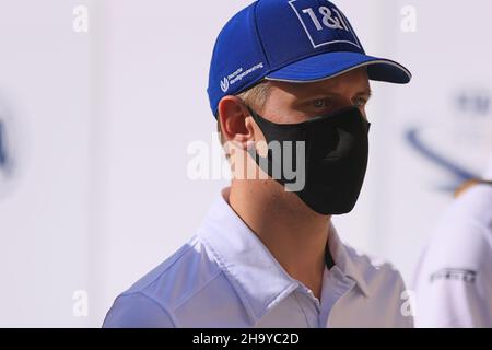 Abu Dhabi. 9th dicembre 2021; Yas Marina Circuit, Abu Dhabi, Emirati Arabi Uniti: FIA Abu Dhabi F1 Gran Premio, arrivi e giorno di ispezione: Uralkali Haas F1 Team, Mick Schumacher Credit: Action Plus Sports Images/Alamy Live News Foto Stock