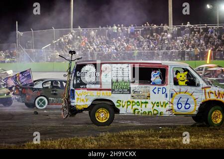 38 Lap Enduro. Motocicli. Monster Truck. Van Derby. Burnout. Corsa skid-car. Flagpole corsa. Figura 8 corsa degli autobus. Tour della distruzione 2021 Foto Stock