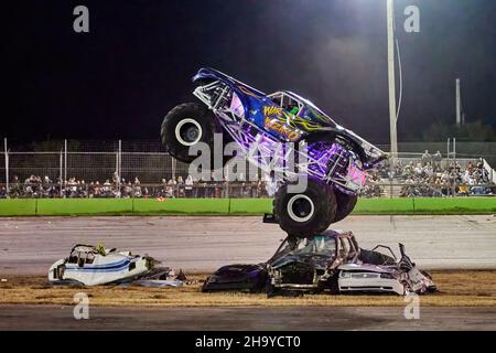 38 Lap Enduro. Motocicli. Monster Truck. Van Derby. Burnout. Corsa skid-car. Flagpole corsa. Figura 8 corsa degli autobus. Tour della distruzione 2021 Foto Stock