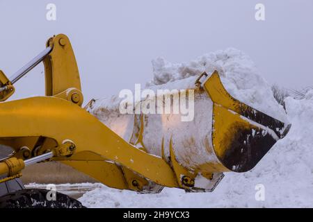 Manutenzione invernale del carrello per la manutenzione della strada di sgombero della neve in seguito a nevicate pesanti Foto Stock