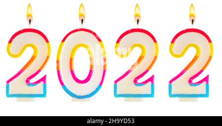 2022 felice anno nuovo che brucia candele partito isolato su bianco. Foto Stock