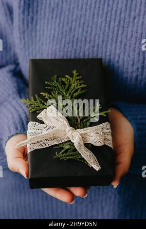 Le mani femminili che tengono la scatola del regalo piacevole, primo piano in su Foto Stock