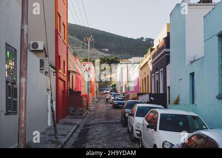 Strada nel distretto di Bo Kaap di Città del Capo, Sudafrica Foto Stock