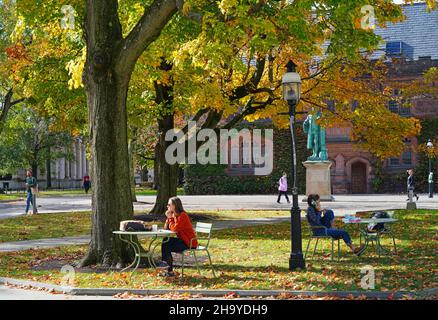 PRINCETON, NJ -31 Oct 2021- coloratissimo fogliame autunnale nel campus della Princeton University, nel New Jersey, Stati Uniti. Foto Stock