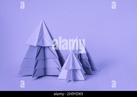Semplice albero di Natale origamy 3D fatto da carta di colore giallo Foto Stock