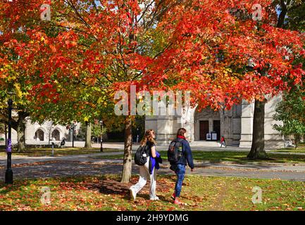 PRINCETON, NJ -31 Oct 2021- coloratissimo fogliame autunnale nel campus della Princeton University, nel New Jersey, Stati Uniti. Foto Stock