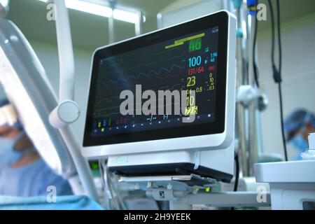 Monitor di controllo della frequenza cardiaca e delle condizioni del paziente in sala teatro dell'ospedale durante l'intervento chirurgico. Foto Stock