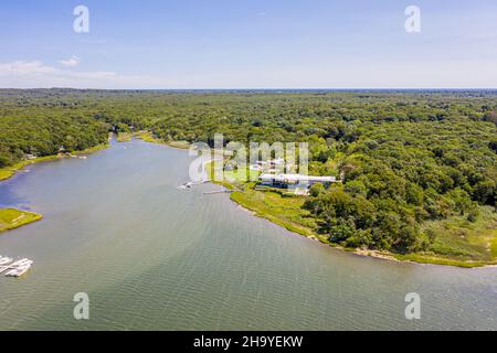 Vista aerea di Bull Head Bay e le case su West Neck Lane, Southampton, NY Foto Stock