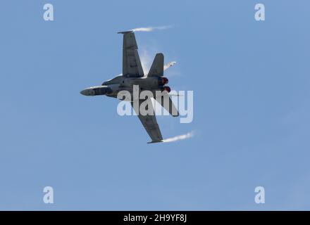 Una Royal Canadian Air Force (RCAF) CF-18 Hornet durante un'esibizione all'Airshow London SkyDrive a Londra, Ontario, Canada. Foto Stock