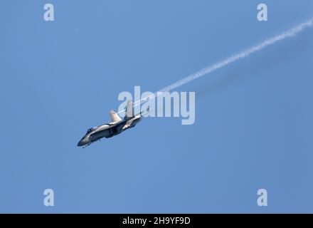 Un pass da solo da parte di un Blue Angel della Marina degli Stati Uniti durante uno spettacolo all'Airshow London SkyDrive a Londra, Ontario, Canada. Foto Stock