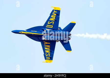 Un Blue Angel della Marina degli Stati Uniti si esibisce all'Airshow London SkyDrive di Londra, Ontario, Canada. Foto Stock