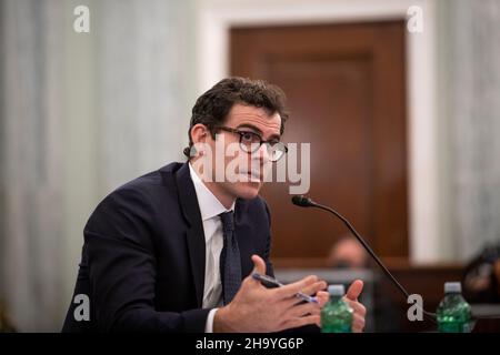 Washington, Stati Uniti d'America. 08th Dic 2021. Adam Mosseri, capo di Instagram appare durante un Comitato del Senato per il Commercio, la Scienza e i Trasporti - sottocomitato per la protezione dei consumatori, la sicurezza dei prodotti, E l'audizione sulla sicurezza dei dati per esaminare la protezione dei bambini online, concentrandosi su Instagram e le riforme per i giovani utenti, nell'edificio Russell Senate Office di Washington, DC, mercoledì 8 dicembre 2021. Credit: Rod Lammey/CNP/Sipa USA Credit: Sipa USA/Alamy Live News Foto Stock