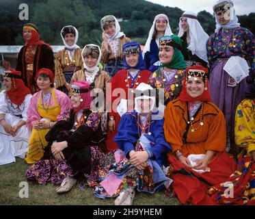 Gruppo di donne locali in costume nazionale. Foto Stock