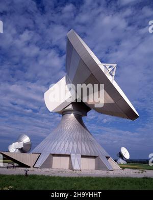 Germania. Baviera. Stazione di terra satellitare Raising. Parabole di comunicazione antenna parabolica. Foto Stock