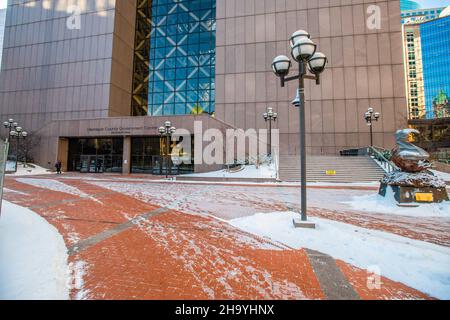 Minneapolis, Stati Uniti. 08th Dic 2021. Una visione generale del tribunale della contea di Hennepin durante gli argomenti di apertura del processo di Kim Potter il 8 dicembre 2021 a Minneapolis, Minnesota. Photo by Chris Tuite/imageSPACE/Sipa USA Credit: Sipa USA/Alamy Live News Foto Stock