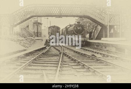 L'immagine da un negativo monocromatico scansionato è della stazione ferroviaria di Reedsmouth nel North Yorkshire come era nell'ottobre 1956 con il treno a vapore passeggeri 62022 in piedi inattivo in attesa di passeggeri Foto Stock
