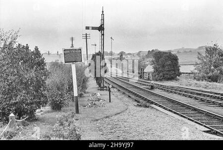 L'immagine di un negativo monocromatico scansionato è di un cartello di allerta ferroviario alla stazione ferroviaria di Reedsmouth nel North Yorkshire come era nell'aprile 1956 Foto Stock