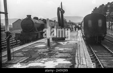 L'immagine da un negativo monocromatico scansionato è della stazione ferroviaria di Battersby nel North Yorkshire come era nell'aprile 1956 con il treno a vapore passeggero pannier 67684 in posizione inattiva in attesa dei passeggeri Foto Stock