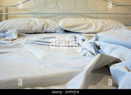 letto matrimoniale non fatto Foto Stock