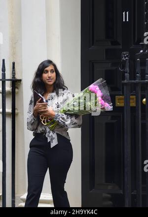 Claire Coutinho MP (Segretario privato parlamentare al Tesoro HM) lasciando 11 Downing Street con un grande mazzo di fiori, 8th luglio 2021 Foto Stock