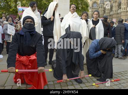 Londra, Regno Unito. 27th Ott 2021. Bangladesh Hindu Association protesta a Westminster circa il trattamento degli indù e di altre minoranze in Bangladesh. Foto Stock