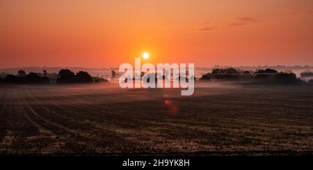 Misty Sunrise terreno agricolo Regno Unito Foto Stock