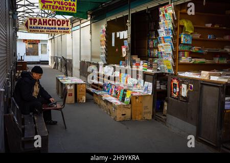 KIEV, UCRAINA - 17 ottobre 2021: Ultimo giorno del bazar Demeevsky a Kiev prima della sua liquidazione. Molte persone hanno perso il lavoro. Vista di un tipico Foto Stock