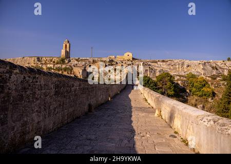 Il borgo storico di Gravina in Puglia con il suo famoso ponte acquedotto - MATERA, ITALIA - 30 OTTOBRE 2021 Foto Stock