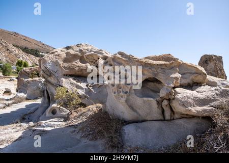 Formazioni rocciose di granito grigio a forma di sale marino e sfondo di vento. Kolymbithres Paros isola Grecia. Cielo blu sfondo, giorno di sole Foto Stock